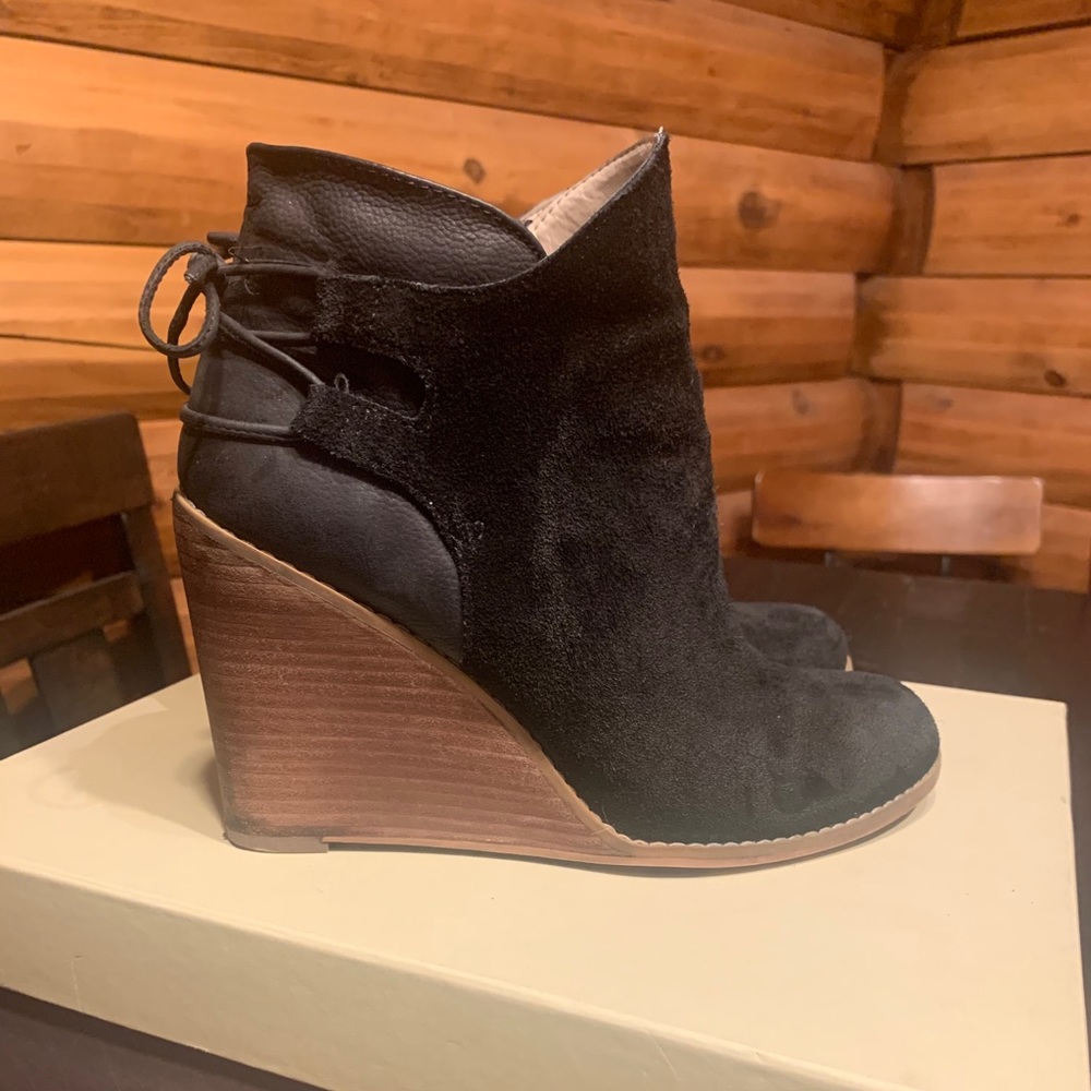 Hinge Tracer suede wedge